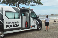 Van estacionada no litoral de Guaratuba