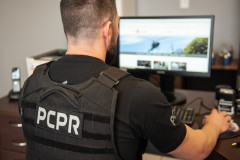 Policial civil ao computador