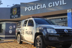 Fachada da delegacia com uma viatura em frente