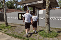 Dois policiais entrando na delegacia de Morretes