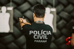 Policial civil aponta arma para alvo