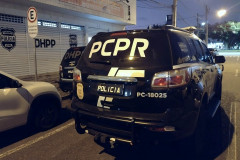 Viatura da PCPR em frente à DHPP