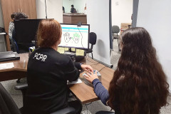 Policial civil recolhe impressão digital de adolescente