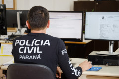 Policial civil ao computador