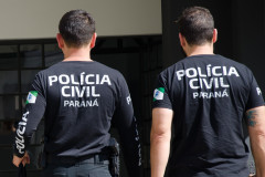 Dois policiais de costas