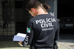 Dois policiais civis verificando documentos