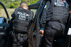 Dois policiais em abordagem