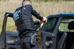 Policial civil abordando veículo