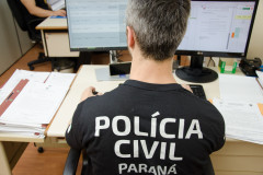Policial civl ao computador