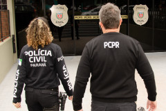 Dois policiais civis entrando em delegacia
