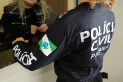 Policial civil atendendo vítima