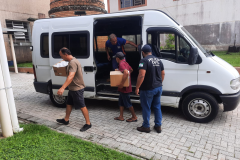 Policiais realizando as doações