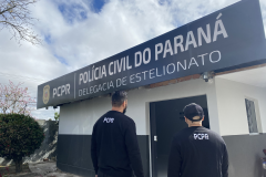 Policiais em frente à delegacia de estelionatos