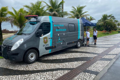 PCPR atende veranistas com van na orla de Matinhos  
