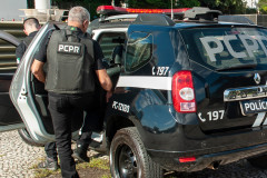 Policiais civis entrando em viatura