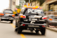 Viatura da polícia civil em rua movimentada