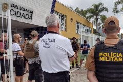 Policiais civis e militares reunidos em frente à Delegacia Cidadã