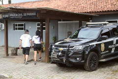 Dois policiais civis entrando em delegacia