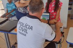 Policial recolhendo digital de criança