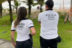 Dois policiais civis de costas