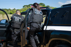 Dois policiais em momento de abordagem