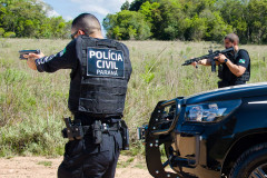 Dois policiais civis em abordagem