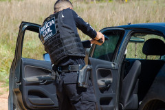 Policial civil em abordagem a veículo