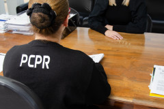 Policial civil em atendimento