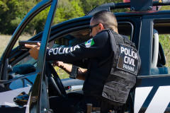 Policial civil apontando arma em abordagem