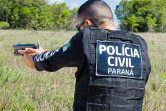 Policial civil apontando arma