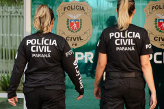 Duas policiais civis entrando em delegacia