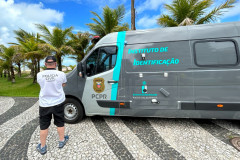 Policial civil ao lado de van