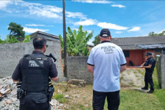 Policiais cumprem mandados contra pessoas com tornozeleira que não poderiam estar no Litoral