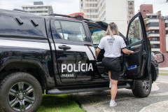 Policial civil entrando em viatura