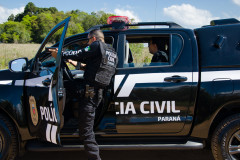 Policial civil apontando arma em abordagem