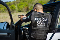 Policial civil apontando arma em abordagem