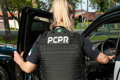 Policial civil entrando em viatura