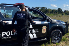 Policiais civis entrando em viatura