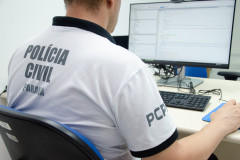 Policial civil ao computador
