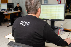 Policial civil ao computador