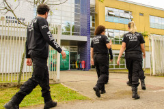 Vários policiais civis entrando em delegacia