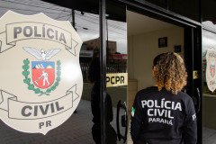 Policial civil entrando em delegacia
