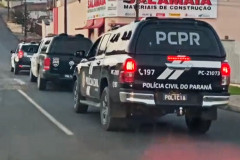 Três viaturas da polícia civil em deslocamento