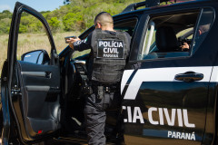 Policial civil apontando arma em abordagem