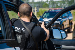 Policial civil aponta arma em abordagem