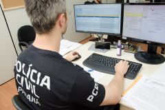 Policial civil ao computador