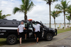 Dois policiais civis entrando em viatura
