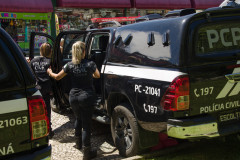 Duas policiais civis entrando em delegacia