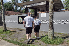 Dois policiais civis entrando em delegacia