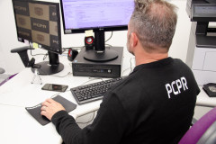 Policial civil ao computador